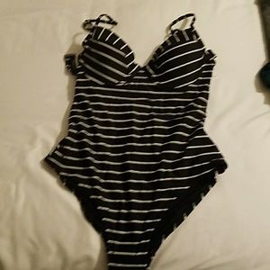 Black and white underwire swim suit